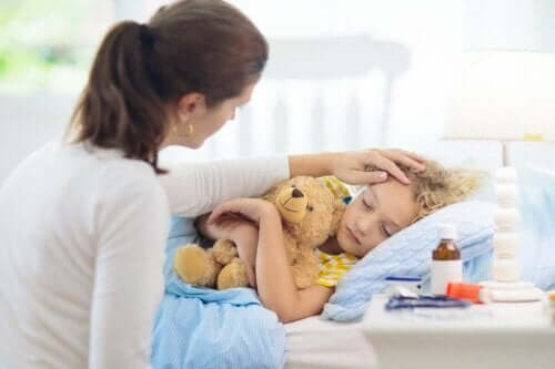 眠る子供と母親　子どもの蕁麻疹