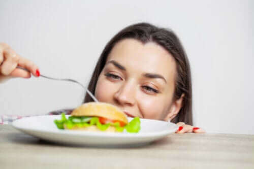 過食の因果関係：原因と健康への悪影響について