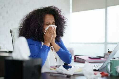 冬になるとインフルエンザの流行が広がる理由　体調の悪い女性