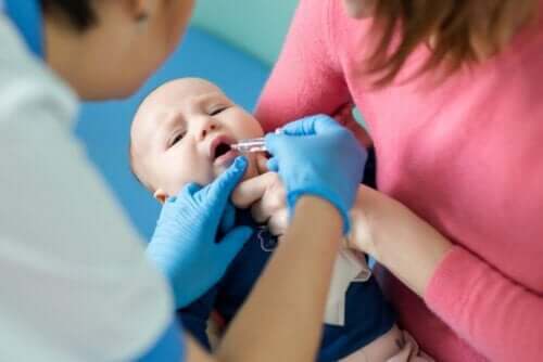 ポリオの種類について知っておくべきこと　予防接種を受ける赤ちゃん