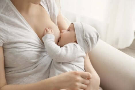 卒乳　お乳を飲む赤ちゃん