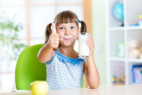 牛乳を飲む子供　どっちがいい？　全脂肪VS低脂肪の乳製品