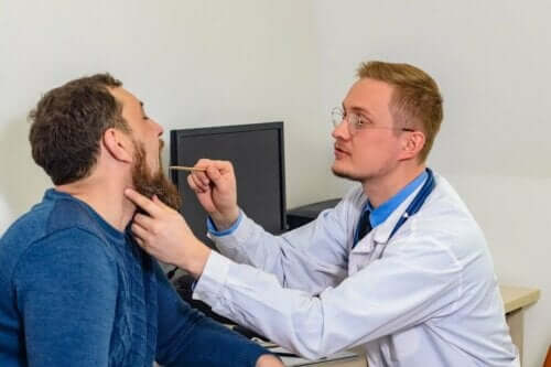 声帯の腫れ：原因、症状、治療法
