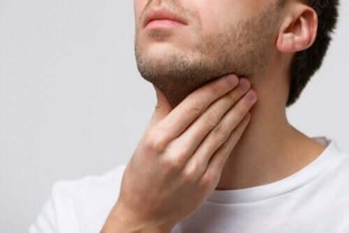 声帯の腫れ：原因、症状、治療法　喉の痛み