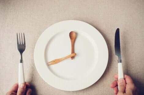 時計　早い時間に食べる夕食はダイエットと糖尿病予防に効果的