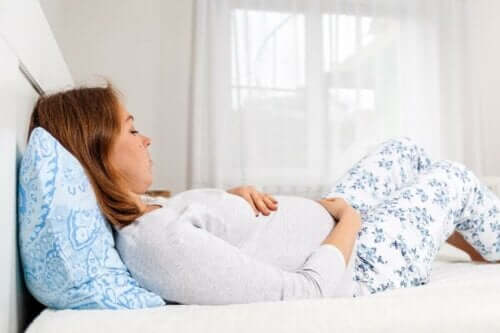 横たわる妊婦　てんかんと妊娠について