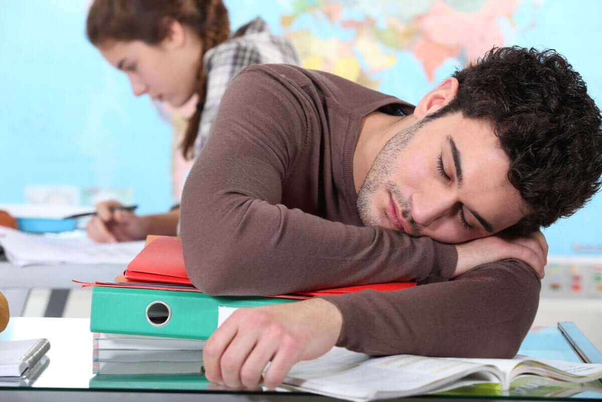 ナルコレプシーのさまざまな症状とその程度について 勉強中の居眠り