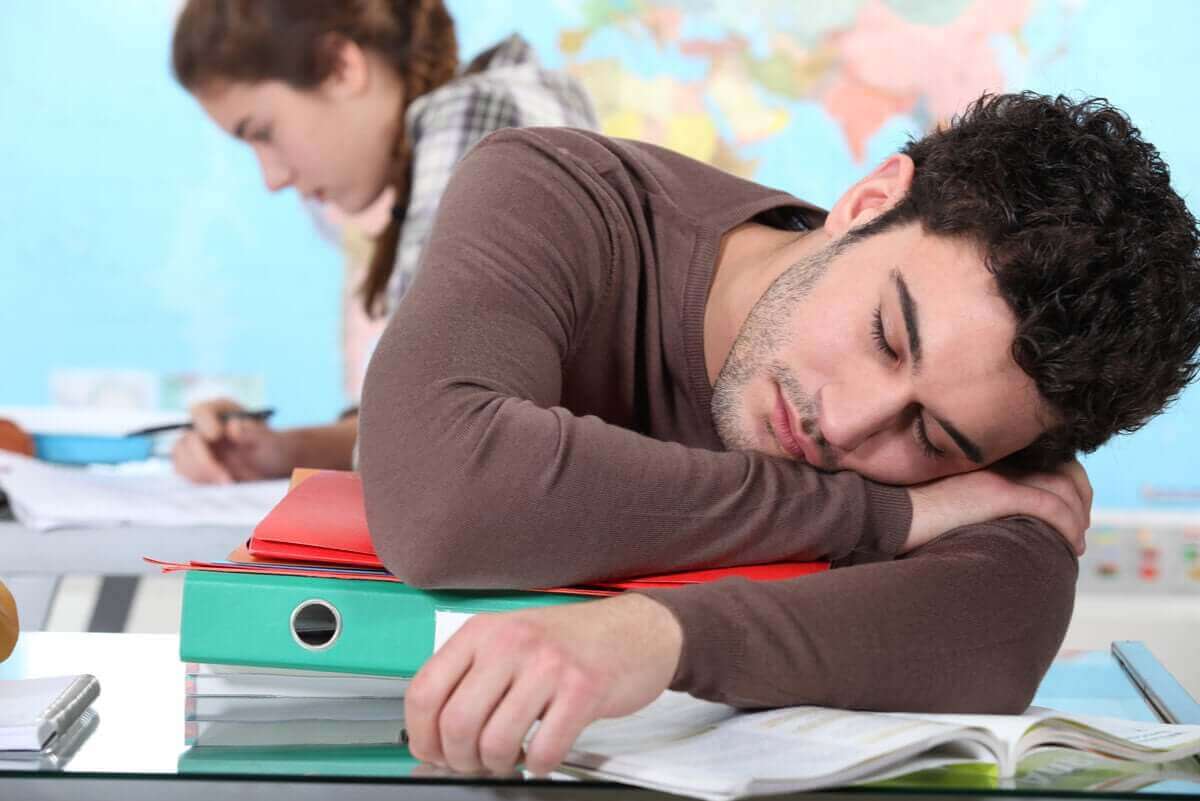 ナルコレプシーのさまざまな症状とその程度について　勉強中の居眠り