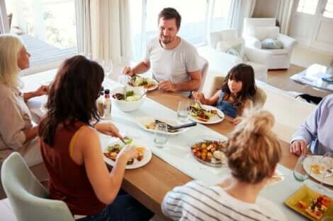 家族揃っての食事　早い時間に食べる夕食はダイエットと糖尿病予防に効果的