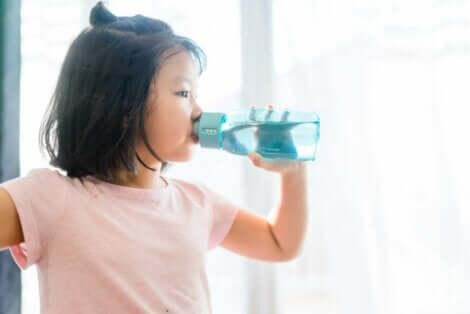 水を飲むこども　水分と電解質のバランスとは？