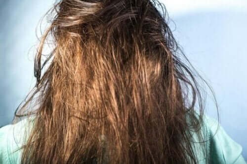 髪のベタつきの原因　ヘアケア