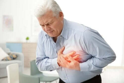 胸を抑えて苦しむ男性　心臓病の症状
