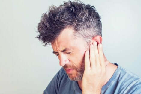 航空性中耳炎とは？　耳に痛みを感じる人
