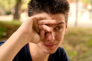 詳しく知りたい！涙目が起こる原因について
