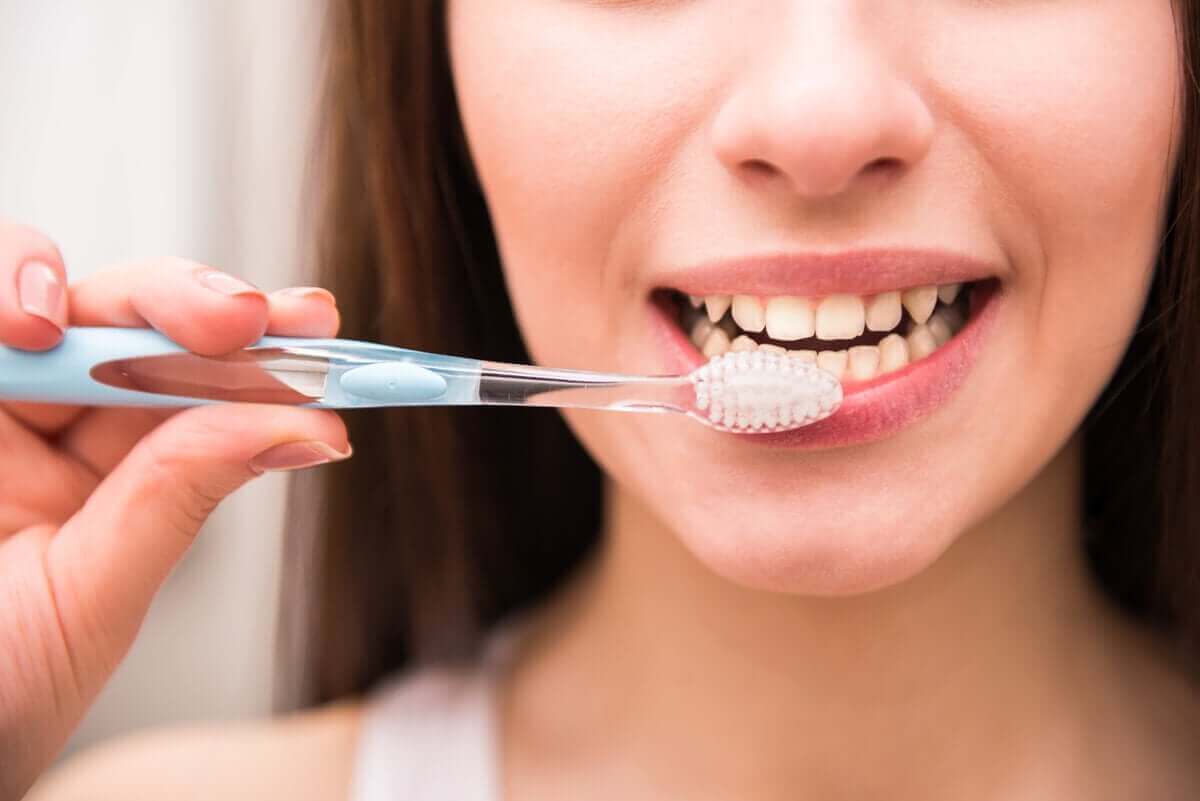 歯を磨く女性 糖尿病患者の口渇