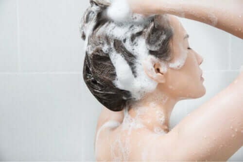 洗髪する人　ベタつく髪のケア方法