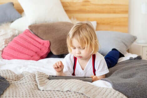 過度のスクリーンタイムが子供に与える影響について　タブレットで遊ぶ子供