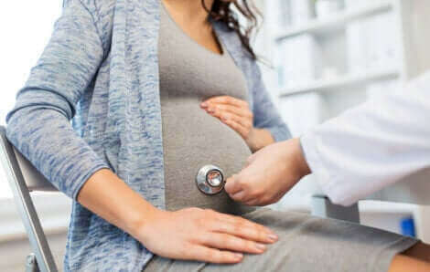 気をつけて！妊娠中の高糖質食のリスク　診察を受ける妊婦