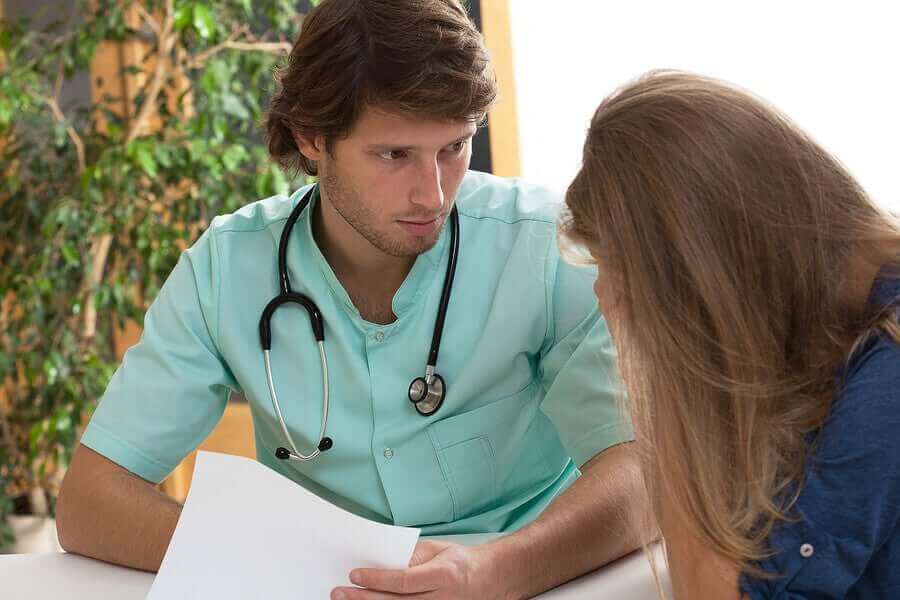 身体症状だけじゃない!ガンの心の健康への影響 診察中