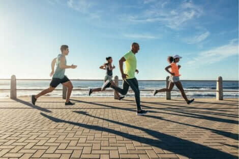 海辺を走る人たち　ジョギングとランニングの違い