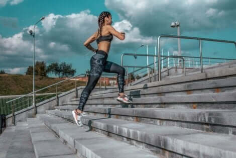 階段を走り上る人　ジョギングとランニングの違い