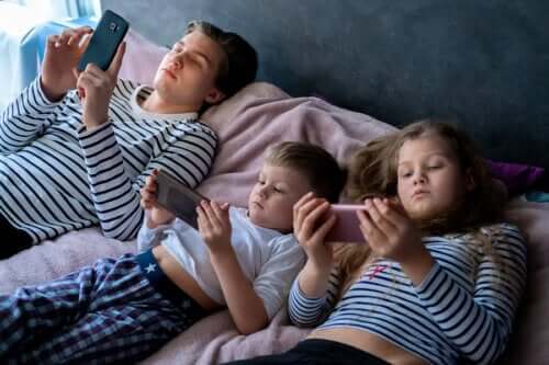 過度のスクリーンタイムが子供に与える影響について