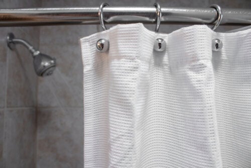 浴室のカーテンをきれいにし、カビのない状態に保つための5つのヒント