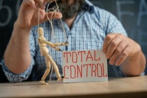 支配欲が強い人を認識する方法
