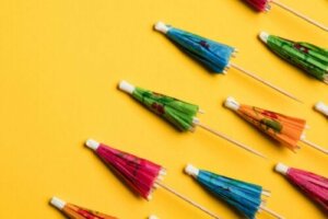 カクテルに飾る傘を作る方法
