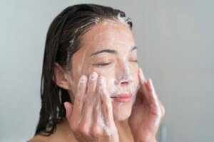 米国皮膚科学会によるお金のかからないスキンケアガイド