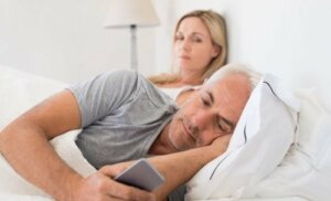 【もしかして浮気?】パートナーが別の人と寝ている6つの兆候