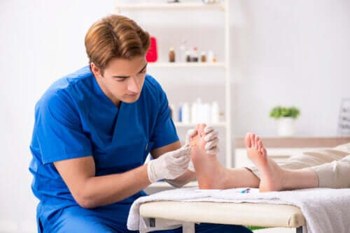 どんなときに足専門医を受診すべき？