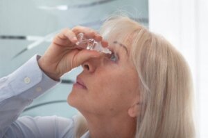 ドライアイ用目薬の使い方