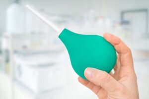 セルフ浣腸の方法とその危険性