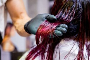 肌の色に合わせた似合うヘアカラーの選び方