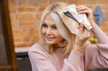 【白髪染め】地毛が暗い人と明るい人それぞれのコツ