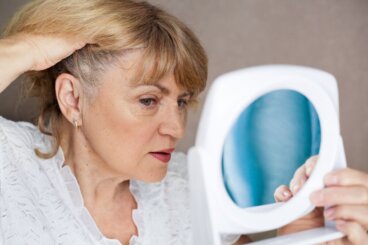 白髪が黄色っぽくなるのはなんで？ 避けるための7つのヒント